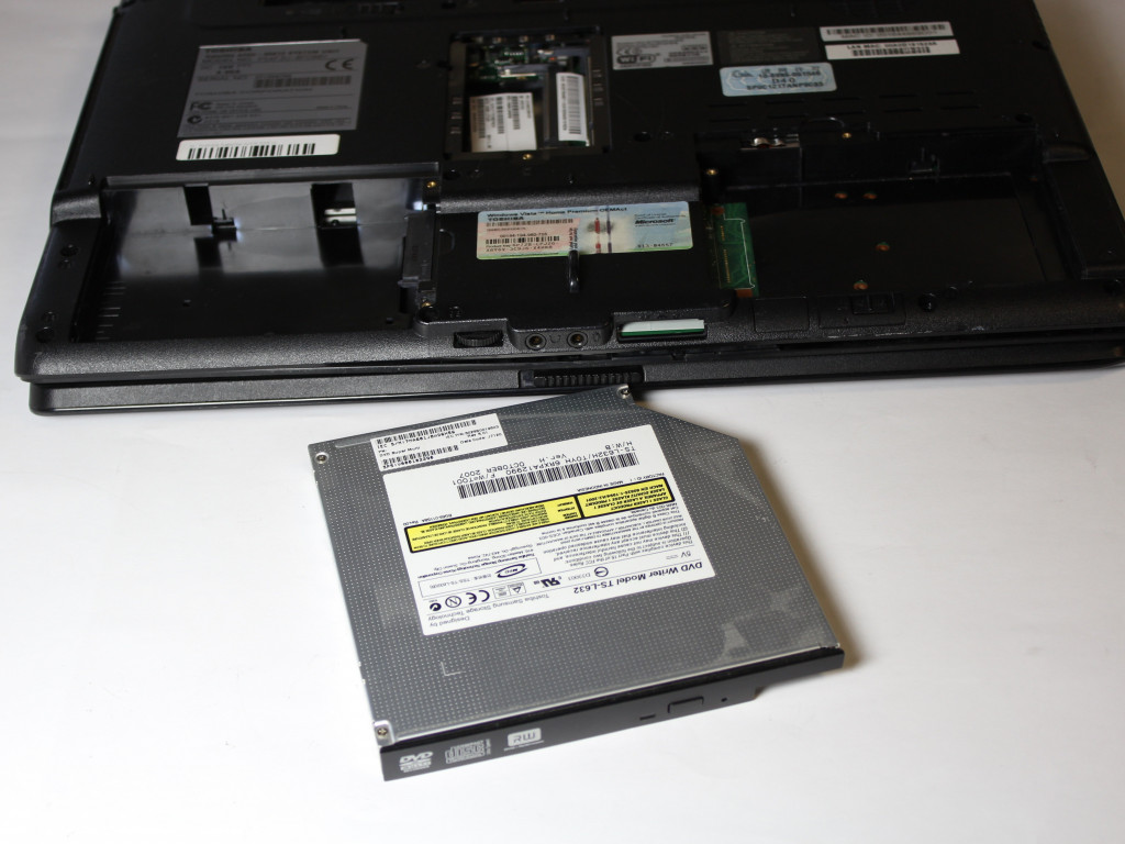 Замена привода DVD Toshiba Satellite A205-S5812