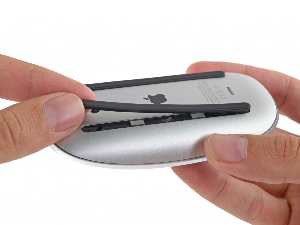 Поменять мышь. Apple Mouse 2 батарейки. Magic Mouse IFIXIT. Magic Mouse на батарейках. Magic Mouse 2 сенсор.