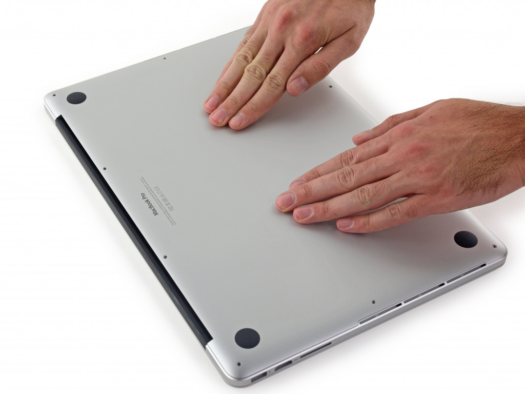 Ремонт макбука undefined. SSD MACBOOK Pro 2015. MACBOOK Pro 14 нижняя крышка. Внешний SSD на крышку макбук. Ремонт макбуков.