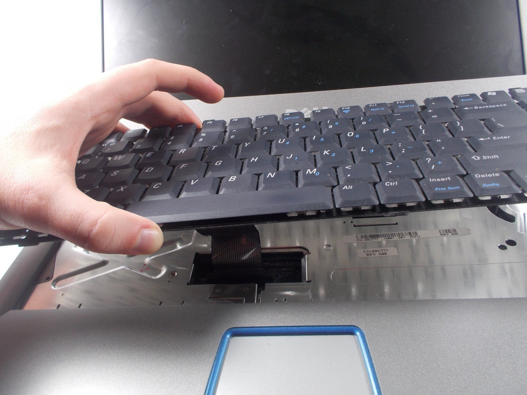 Заменить клавиатуру. Замена клавиатуры dell Inspiron p75f. Как приподнять клавиатуру. Dell g3 клавиатура заменить. Не работает клавиатура dell.