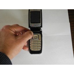 Шаг 6 Замена внутреннего экрана Nokia 6102i 