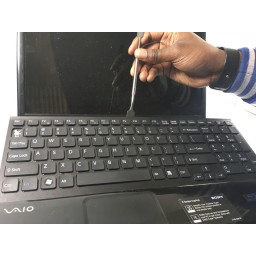 Шаг 5 Sony VAIO PCG-61611L Замена клавиатуры 