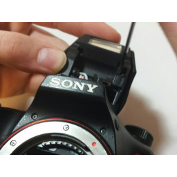 Шаг 2 Замена вспышки Sony SLT-A57 Откручиваем отсек флеш