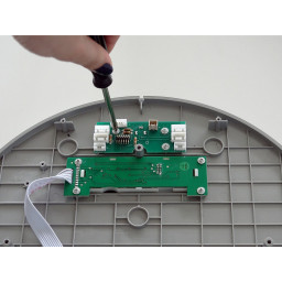 Шаг 12 Замена датчика стыковки bObi Поместите новую печатную плату