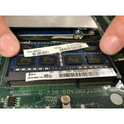 Шаг 6 Замена ОЗУ Toshiba Satellite U840W 