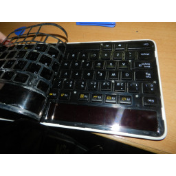 Шаг 2 Разборка клавиатуры Logitech K750 