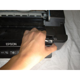 Шаг 2 Замена передней панели Epson Stylus NX230 