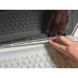 Шаг 3 Замена экрана Toshiba Dynabook T552-58G 