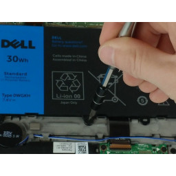 Шаг 2 Замена батареи Dell Latitude 10-ST2e 