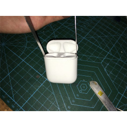 Шаг 5 Разборка зарядного чехла AirPods 