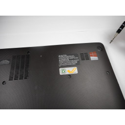 Шаг 2 Замена батареи Toshiba Satellite U925T-S2120 