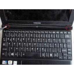 Шаг 2 Замена клавиатуры Toshiba NB250-108 Удалить клавиатуру