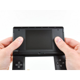 Шаг 19 Замена антенной платы Wi-Fi Nintendo DSi 