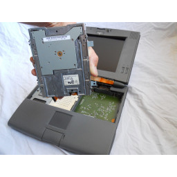 Шаг 8 Замена флоппи-дисковода Apple Powerbook 520 