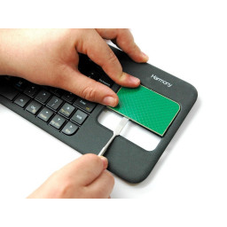 Шаг 15 Замена печатной платы сенсорной клавиатуры Logitech Harmony Smart Keyboard (PCB) 