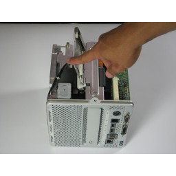 Шаг 5 Замена жесткого диска Power Mac G4 Cube 