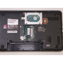 Шаг 5 Замена батареи Toshiba Satellite C855-S5115 CMOS 