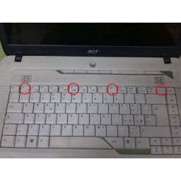 Шаг 10 Acer Aspire 5315 разбирать Убрать клавиатуру