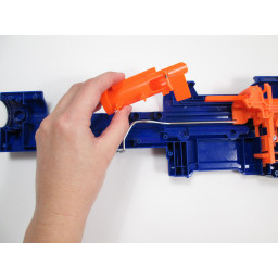 Шаг 11 Nerf N-Strike - замена элитного альфа-десантника CS-12 Снятие пружины