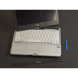 Шаг 3 Замена дисплея Fujitsu LifeBook T730 Снимите переднюю клавиатуру / лицевую панель экрана