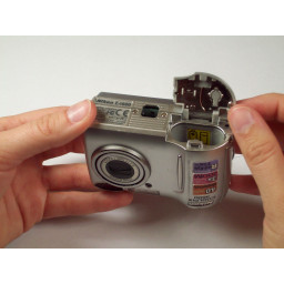 Шаг 2 Аккумуляторы в Nikon Coolpix 4600 Замена 