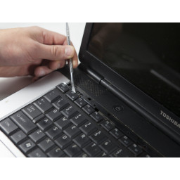 Шаг 4 Замена клавиатуры Toshiba Satellite L305D-S5900 