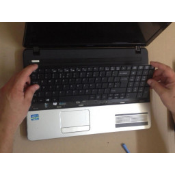 Шаг 3 Acer Aspire E1-571 - замена клавиатуры 