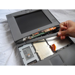 Шаг 4 Замена флоппи-дисковода Apple Powerbook 520 