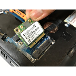 Шаг 9 Замена беспроводной карты HP Mini 210-1199DX 