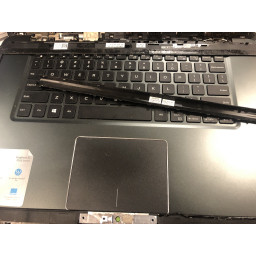 Шаг 5 Dell Inspiron 15-7548 Замена дисплея Снять крышку кронштейна