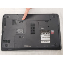 Шаг 1 Замена батареи Toshiba Satellite C55-A5286 