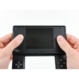 Шаг 19 Замена микрофона Nintendo DSi 