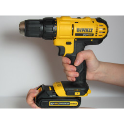 Шаг 3 Замена батареи DeWalt DCD771C2 