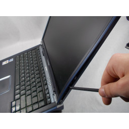 Шаг 5 Замена экрана Toshiba Satellite 2430-S255 