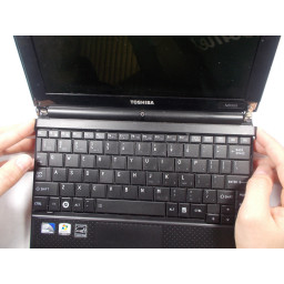 Шаг 7 Замена клавиатуры Toshiba Mini NB505 