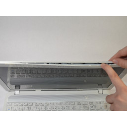 Шаг 3 Замена экрана Toshiba Dynabook T552-58G 