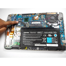 Шаг 5 Замена батареи Toshiba Satellite U925T-S2120 