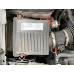 Шаг 3 2007-2013 Замена воздушного фильтра Chevrolet Silverado Снимите крышку Airbox