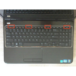 Шаг 1 Dell Inspiron n5110 - замена клавиатуры 