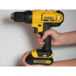 Шаг 1 Замена батареи DeWalt DCD771C2 