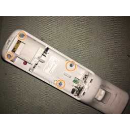 Шаг 1 Nintendo Wii Remote и Wii Nunchuk Аксессуар Разборка / Сборка 