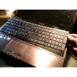 Шаг 7 Asus K53S разборка Tastatur entfernen