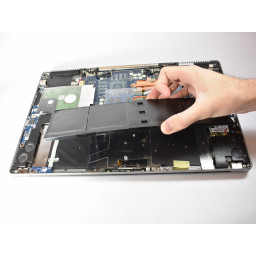 Шаг 7 Acer Aspire R7-572-6423 Замена батареи 