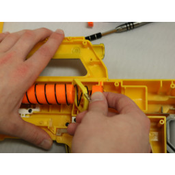 Шаг 6 Nerf N-Strike Deploy CS-6 Замена зуба для дротика 