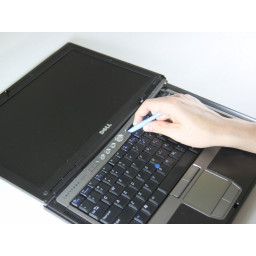 Шаг 2 Замена клавиатуры Dell Latitude D620 