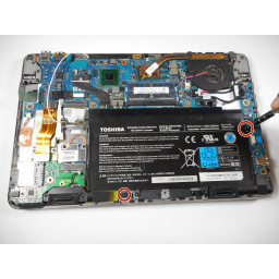 Шаг 4 Замена батареи Toshiba Satellite U925T-S2120 