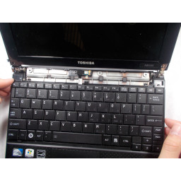 Шаг 7 Замена клавиатуры Toshiba Mini NB505 