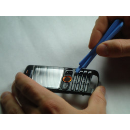 Шаг 4 Замена Sony Ericsson W200i клавиатуры 