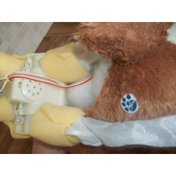 Шаг 7 Nintendogs Plush Toy Замена батарейного блока 