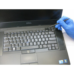 Шаг 1 Замена динамика Dell Latitude E6510 